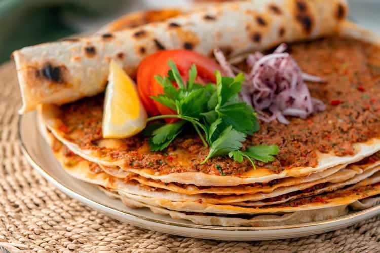 <p>Uzmanlar, belirli bir fiyatın altına satılan lahmacunun gerçek etle yapılmasının mümkün olmadığını ifade ediyor. </p>