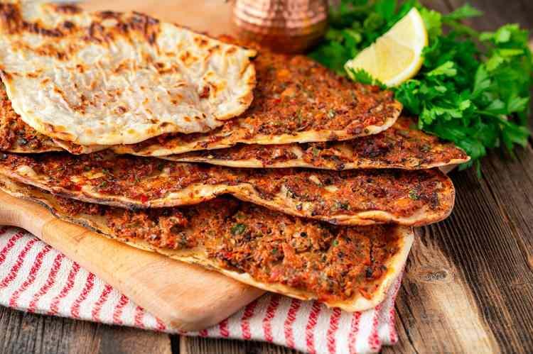 <p><span style="color:#B22222"><strong>Peki, hilesiz bir lahmacunun fiyatı en az kaç lira olmalı? </strong></span></p>
<p> </p>
