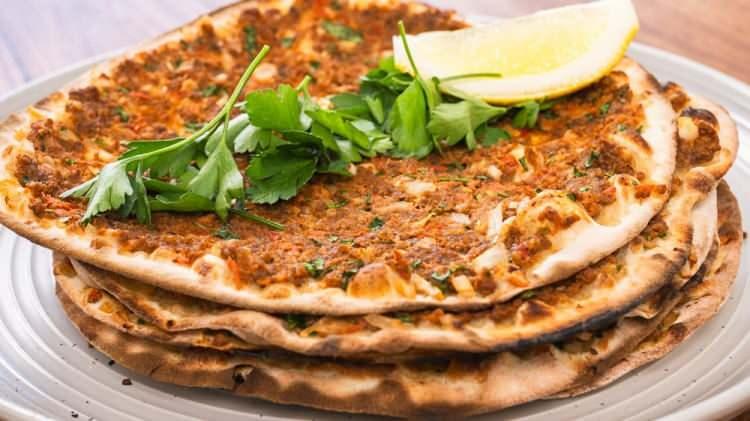 <p>Uzmanlar, maliyetler göz önünde bulundurulduğunda gerçek et kullanılan bir lahmacunun 50-60 TL civarında olması gerektiğini ifade ediyorlar.</p>
<p>Daha düşük fiyatlara satılan lahmacunlarda ise tağşiş riski olabileceği belirtiliyor.</p>
<p>Kaynak: Sözcü.com.tr</p>