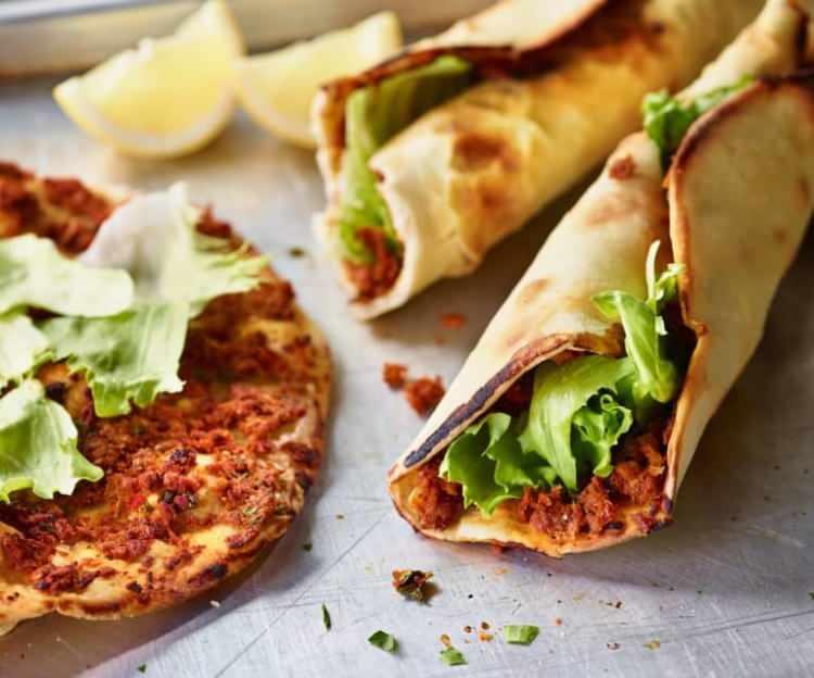 <p>Lahmacun, içine eklenen bol baharat, soya sosu ve tavuk taşlık gibi ürünler sayesinde müşterinin sahteciliği fark etmesinin en zor olduğu yiyeceklerden biri.</p>