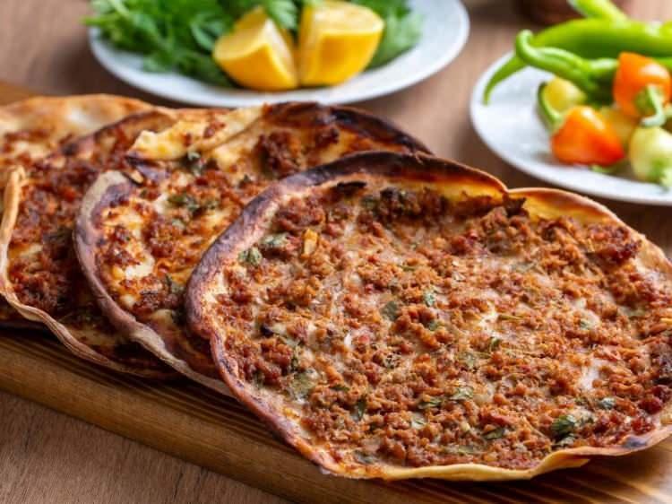 <p>Fiyatı düştükçe şüpheler artıyor. Piyasada her fiyata lahmacun bulmak mümkün. Tarım ve Orman Bakanlığının açıkladığı tağşiş listesine göre sıklıkla kanatlı eti kullanıldığı tespit edildi.</p>
<p> </p>