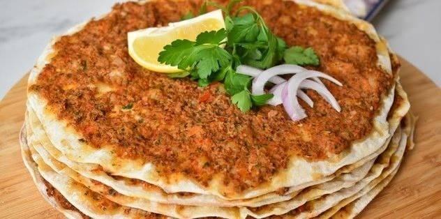 <p>Gerçek lahmacunun fiyatı, kullanılan etin kalitesine, diğer malzemelere ve işletmenin genel maliyetlerine bağlı olarak değişir.</p>
<p> </p>