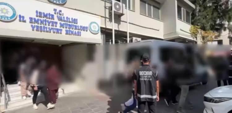 <p>2 Ekim'de harekete geçen polis, Dubai'den uçakla İzmir Adnan Menderes Havalimanı'na gelen Özbekistan uyruklu 6 kadın yolcu ile onları karşılamaya gelen iki aracı havalimanının çıkışında durdurdu. </p>
