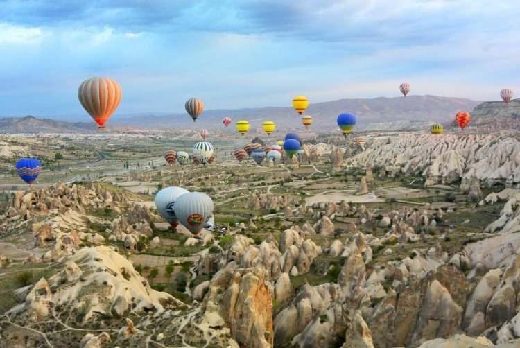 <p><strong>Kapadokya'nın benzersiz peri bacaları, yer altı şehirleri ve muhteşem balon manzaralarıyla yerli ve yabancı pek çok turisti ağırlıyor.</strong></p>

<p> </p>
