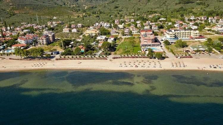 <p>Sakin ve sığ deniziyle çocuklu ailelerin de Erdek'te en çok tercih ettiği plajlardan biri olan Ocaklar Plajı’nda yaz aylarında su sıcaklığı 25 dereceyi buluyor. Şezlong ve güneş şemsiyesi kiralayabileceğiniz turistik tesislerin yanı sıra çeşitli su spor olanakları da bulabileceğiniz plajın zeytin ve çam ağaçlarıyla çevrili sahilinde akşamları yürüyüşlerine çıkarak büyüleyici gün batımı manzaralarına şahit olabilirsiniz.</p>
<p> </p>