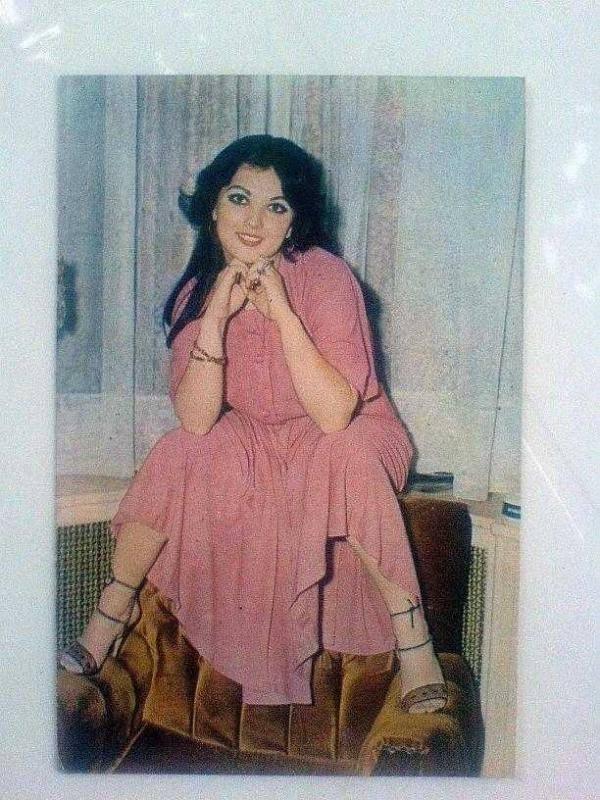 <p>Çiçek Abbas, Davaro, Mavi Mavi, Şaşkın Ördek gibi filmlerle hafızalara kazınan Pembe Mutlu, hem güzelliği hem de performansıyla bir döneme damga vurdu.</p>

<p> </p>

<p> </p>

