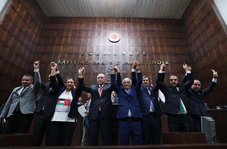 <p>Törende, Yeniden Refah Partisi, İYİ Parti, DEM Parti ve Demokrat Parti'den ve bağımsız olarak seçilen ve partilerinden istifa eden 13 belediye başkanı AK Parti'ye katıldı.</p>
