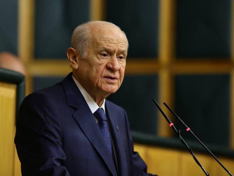 <p>Bahçeli, yaptığı açıklamada <strong>"Yeni yüzyılda, 100 il, 1000 ilçeden müteşekkil idari yapısıyla gücüne güç katmış bir Türkiye’yi inşa ve ihya etmemiz mümkündür" </strong>ifadelerini kullanmıştı.</p>
