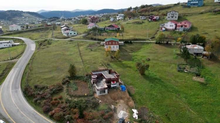 <p><strong>Bunun üzerine çalışma başlatan Küçüker, deniz seviyesinden 1800 metre yükseklikteki Haçka Yaylası'ndaki yamaç arazisinde uygun alan oluşturup, beton blokları üzerine vinçle koydurduğu kamyonu, turizm amaçlı konsepte dönüştürdü. </strong></p>
