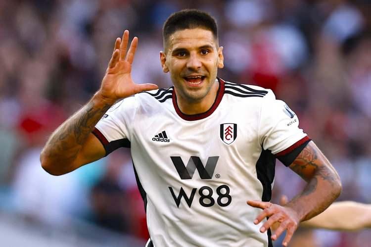 <p>Premier Lig'in vazgeçilmezi Aleksandar Mitrović, 2023'te Fulham'dan Suudi ekibi Al Hilal'e transfer oldu. Transfer ücreti, o sırada kulüp için bir rekor olan 50 milyon sterline ulaştı</p>

<p>Ayrılışından bu yana, Al Hilal'in Neymar Jr. gibi isimlerle birlikte Suudi Pro Ligi'nin zirvesinde kalmasına yardımcı oldu.</p>

<p>Haftada 480,769 £ ile Mitrović, ligdeki en yüksek ücretli sporculardan biridir.</p>
