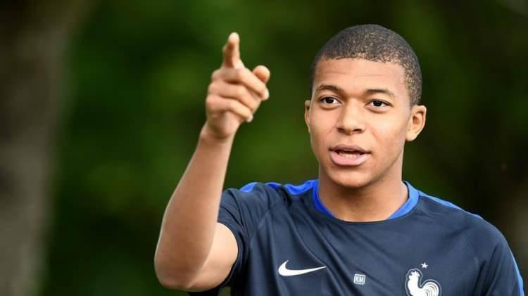<p>Dünyanın en iyi futbolcularından biri olan Kylian Mbappe, PSG'den Real Madrid'e gitmek için maaşında bir kesinti yaptı. Şu anda yıllık 26 milyon sterlinlik maaşı hala oldukça keskin bir zihin.</p>

<p>Jude Bellingham ile olan bağlantısı, futbol fantezisinin bir parçası. Madrid'in seri Şampiyonlar Ligi galipleriyle, Mbappe'nin önümüzdeki yıllarda kabinesinde eksik olan birkaç kupadan birini nihayet talep edeceğini varsaymalısınız.</p>

<p>Ne olursa olsun, gişe olmalı. Madrid ve Mbappe başka bir şey olamazdı!</p>
