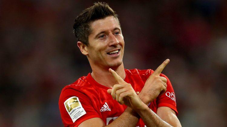 <p><span style="color:#B22222"><strong>Robert Lewandowski </strong></span></p>

<p> </p>

<p><span style="color:#B22222"><strong>(Barselona) </strong></span></p>

<p> </p>

<p><span style="color:#B22222"><strong>28 milyon £ / yıl</strong></span></p>
