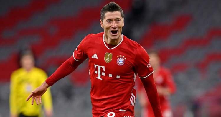 <p>Bayern Münih'te sekiz başarılı yılın ardından Lewandowski, 2022'de yeni meralar keşfetmeye karar verdi.</p>

<p>Polonyalı forvet, kendisini La Liga'nın en çok kazanan futbolcusu yapan bir anlaşmayla Barcelona'ya katıldı.</p>

<p>İlerleyen yıllarına rağmen Lewandowski, kulüpteki üçüncü sezonunda 11 maçta 12 gol atarak değerini kanıtlamaya devam etti.</p>
