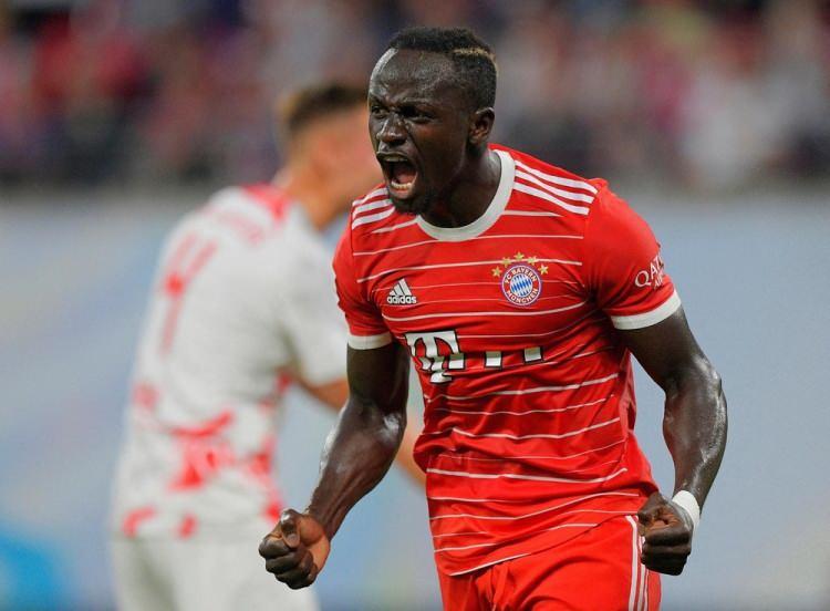 <div>Mahrez gibi Sadio Mané de daha küçük bir Premier Lig kulübünde gelişen, dev bir takıma transfer olan ve 2023'te Suudi Arabistan'a gitmeden önce her kupayı kazanan heyecan verici bir forvet.</div>

<div> </div>

<div>Mané için ilgili yolculuk Southhampton'a, Liverpool'a ve Al Nassr'a gitti ve burada Ronaldo ile beş yıl önce dünyanın en iyisi olacak bir forvet ortaklığında bağlantı kurdu.</div>

<div> </div>

<div>Senegalli forvet, Mo Salah ve Robert Firmino ile birlikte Premier Lig ve Şampiyonlar Ligi zaferlerindeki rolüyle Liverpool taraftarlarının sevgisini her zaman kazanacak</div>
