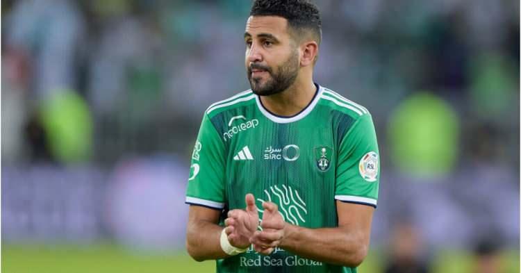 <p>Riyad Mahrez, Leicester City'nin inanılmaz 2016 Premier Lig zaferinin yıldız oyuncusu olarak Premier Lig folklorunda her zaman bir yere sahip olacak.</p>
<p>Bir sonraki Manchester City transferi biraz daha az romantik olmuş olabilir, ancak Cezayirli hücum oyuncusunun kupa dolabını düşünürken en ufak bir umursamadığını düşünüyoruz.</p>
<p>Suudi Arabistan ve Al Ahli'ye transfer olmak, İngiliz oyununda her şeyi kazanan bir oyuncu için doğal bir sonraki adımdı.</p>