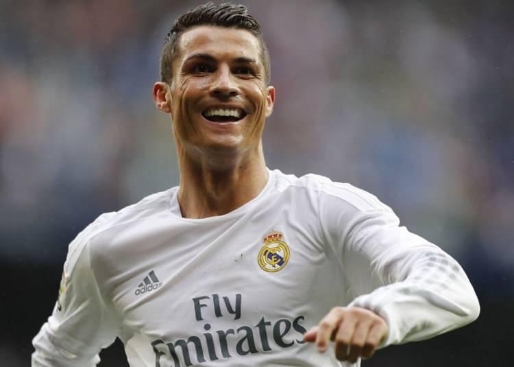 <p>Profesyonel kariyerinde 20 yılı aşkın bir süredir Ronaldo, beş Dünya Kupası'nda gol atan ilk adam oldu. Bu yüzden belki de dünyanın en çok kazanan futbolcuları listesinin başında yer alması şaşırtıcı değil.</p>
<p>2021 yazında, eski kulübü Manchester United ile iki yıllık bir anlaşma imzaladığında İngiltere Premier Ligi tarihinin en çok kazanan oyuncusu oldu. Ama bunun nasıl bittiğini hepimiz biliyoruz.</p>
<p>"Avrupa'da her şeyi kazanmış" olmasının bir sonucu olarak Al Nassr'a yakın zamanda taşınması, oyuncunun yılda 200 milyon dolar gibi şaşırtıcı bir kazanç elde ettiğini ve beş kez Ballon d'Or kazananı dünyanın en çok kazanan futbolcusu yaptığını görüyor.</p>
<p>Bu, Portekizli profesyonelden çok fazla tartışmaya neden olan bir hamle, ancak bunun cehennem gibi bir ödeme günü olduğu inkar edilemez.</p>