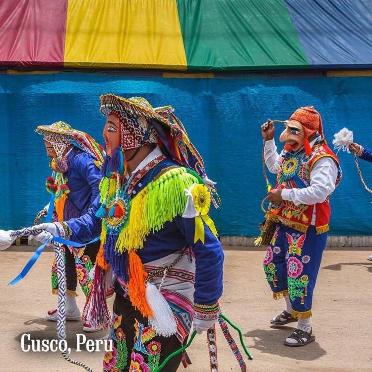 <p>Cusco, Peru:</p>

<p> </p>

<p>16. yüzyıl sömürge mimarisi ile İnka taş işçiliğiyle evlenen Machu Picchu'ya açılan geçit, macera arayanlar için kültürel lezzetler ve sayısız geziler sunuyor.</p>

<p> </p>
