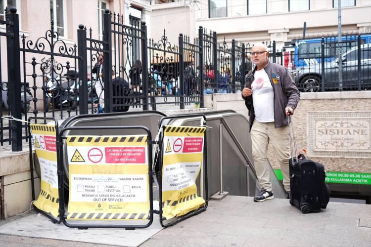 <p>Mecidiyeköy İstasyonu'nda ise metrobüsten metroya kadarki yürüyen bantların uzun süredir arızalı olduğu belirlendi.</p>
