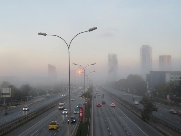 <p>Sürücülerin görüş mesafesinin düşmesi nedeniyle D-100 üzerinde sabahın erken saatlerinden itibaren trafik oluştu.</p>
