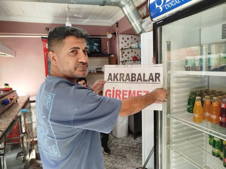 <p>Onu da boşalttım ve içecekleri depomuzda saklamaya karar verdim. Yarın bir gün depoyu da keşfedip oradan da alırlar. Bu yüzden artık sıkıldım ve dükkana bu pankartı astım. 'Akrabalar giremez!' Para da vermiyorlar zaten. Yarın bir gün benim paraya ihtiyacım olsa hiç biri yardım etmez. Kazandığımı resmen onlara vermiş oluyorum. Ama yine bu pankartı da görseler gelecekler. Hiç biri de yazıyı görüp sözü üstüne almıyor. İzmir'in en lüks yerlerinde çay içer 50 lira verir, kahve içer 100 lira verir ama benden içtikleri çaya 7,5 lira para vermezler. Artık çay bile demlemiyorum, çay ocağına döndürdüler burayı. Çay bulaşığı yıkamaktan işime bakamıyorum. Bedavacı akrabalardan artık sıkıldım" diye konuştu.</p>

<p> </p>
