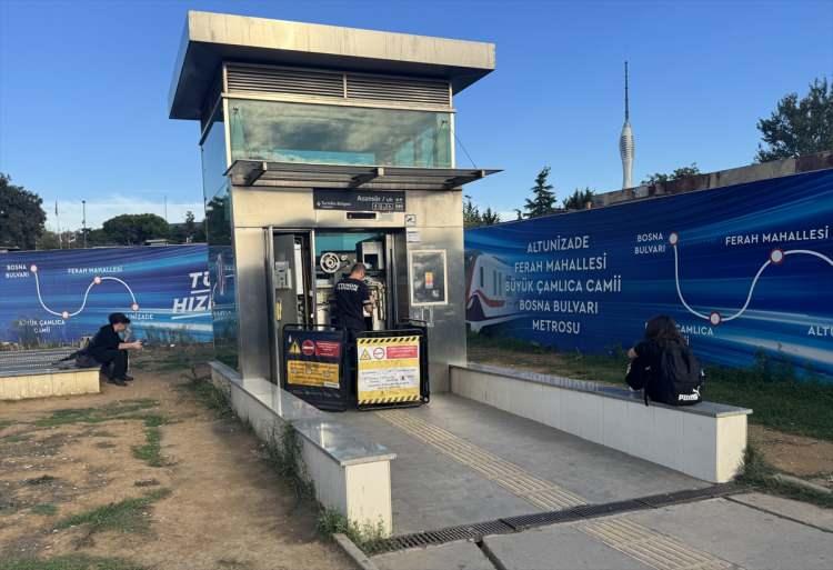 <p>Huzur, Dudullu, Modoko-Keyap ve İçerenköy istasyonlarında çevre düzenlemesi ve montaj gibi inşaat çalışmalarının devam ettiği, bu duraklarda sadece tek bir çıkışın olduğu ve diğer çıkışın ise kapalı tutulduğu görüldü.</p>
