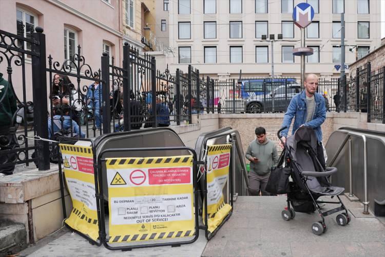 <p>Yolcular sabah saatlerinde Üsküdar yönünde metrobüs aktarmasının yapıldığı Altunizade'ye kadar yoğunluk nedeniyle ikinci veya daha sonraki trene binebiliyor. Akşam pik saatlerde ise aynı yoğunluk Altunizade'de yaşanıyor.</p>
