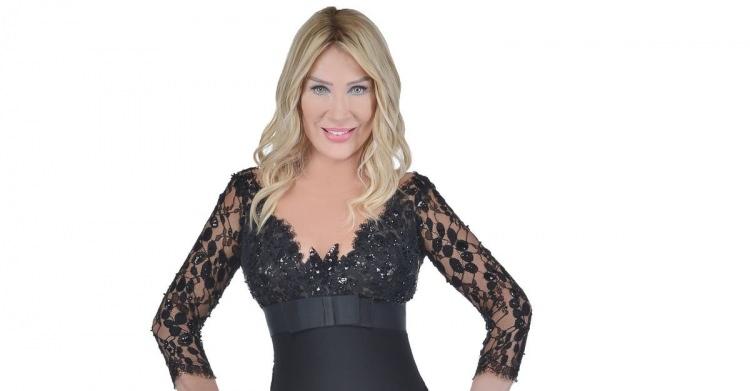 <p><strong>1. SEDA SAYAN</strong></p>
<p>Çok uzun zamandır ekranlarda yer alan ünlü şarkıcı Seda Sayan, program başına aldığı ücretlerin çoğunu gayrimenkule yatırmasıyla biliniyor. </p>
<p>Seda Sayan'ın, ailesini; akrabalarını ikamet ettirdiği çeşitli semtlerdeki evlerin yanı sıra İstanbul'un Zincirlikuyu ve Etiler semtlerinde ünlü rezidanslarda daireleri ve Amerika Miami'de de evi bulunuyor...</p>