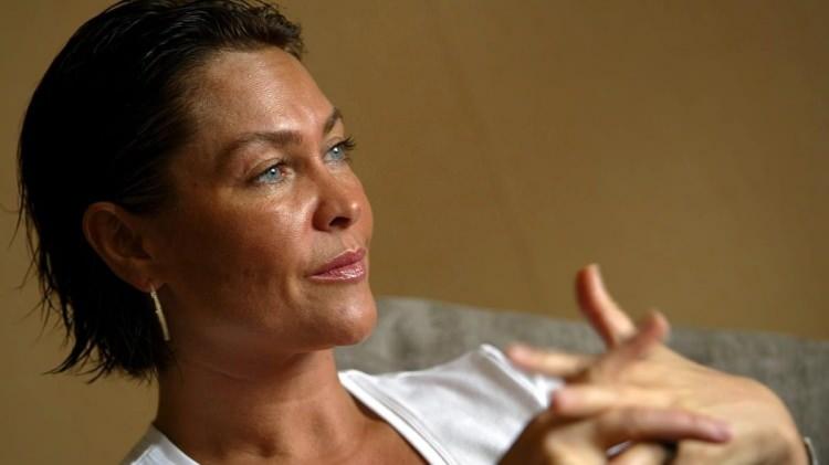 <p><strong>9. HÜLYA AVŞAR</strong></p>
<p>Sahne, sinema, reklam ve TV programlarından kazandığı servet ile yıllara meydan okuyan Hülya Avşar, zaman içinde yaşamını gayrimenkullerle garanti altına aldı. Kendi oturduğu yazlık ve kışlık villaların yanı sıra İngiltere'de de bir evi bulunan Hülya Avşar, yatırım olarak aldığı arazi ve arsalarının yanı sıra gayrimenkulleriyle de Türkiye'nin en zengin şarkıcıları listesinde.</p>