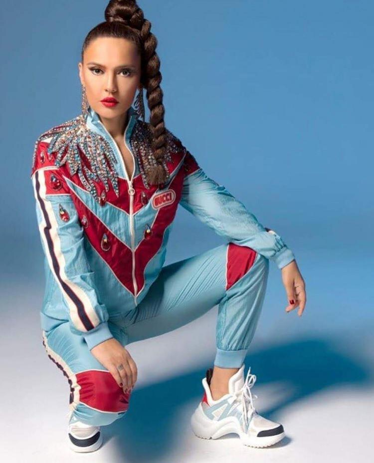 <p><strong>10. DEMET AKALIN</strong></p>
<p>Evlerinin ve arsalarının çokluğuyla bilinen ünlü şarkıcı Demet Akalın; <em>"Ticaret yapsam batarım, borsa da hiç mantıklı gelmiyor, o yüzden tüm kazandığımı gayrimenkule yatırıyorum"</em> açıklamasıyla servetinin gelir kaynağını dile getirmişti. </p>