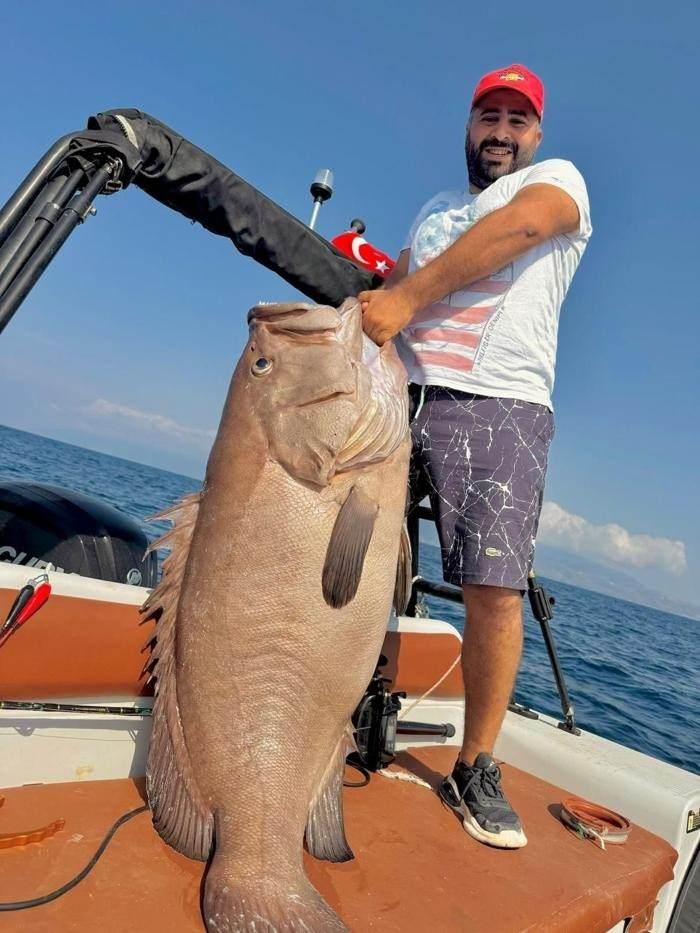 <p><strong>Normal bir oltayla beklenmedik bir balıkla karşılaşan Gözükücük, yaklaşık 1,5 metre boya ve 45 kilogram ağırlığa sahip devasa balığı oltayla yakalamayı başardı.</strong></p>
