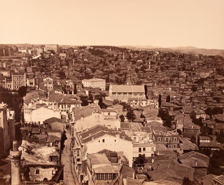 <p>İnşaatı devam eden Kırım Anıt Kilisesi ile Galata bölgesinden bir görünüm</p>