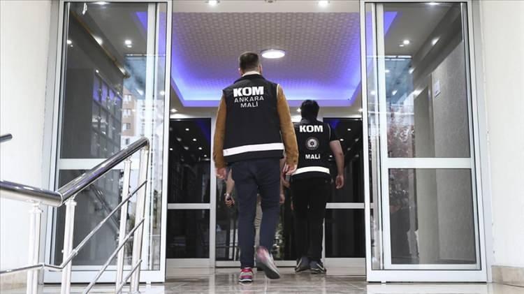 <p>Esnaf Meryem Y. ise, <strong>"Bekleyen &ouml;deme"</strong> konulu bir e-posta aldığını belirterek,<em><strong> "Resmi bir siteye y&ouml;nlendirildiğimi sandım. Kişisel ve hesap bilgilerimi girdim. Kısa s&uuml;re sonra banka hesaplarıma yetkisiz erişim olduğunu &ouml;ğrendim"</strong></em> diye konuştu.</p>
