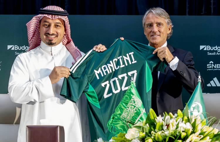 <p><strong><span style="color:#B22222">1)  ROBERTO MANCINI </span> |  SAUDI ARABİSTAN MİLLİ TAKIMI</strong></p>
