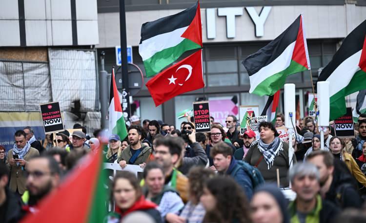 <p>Brüksel Kuzey Tren istasyonu (Gare du Nord) önünde bir araya gelen on binlerce gösterici, "<strong>İsrail'i silahlandırmayı durdurun</strong>" sloganıyla Gazze ve Lübnan'da ateşkes çağrısında bulundu.</p>

<p> </p>
