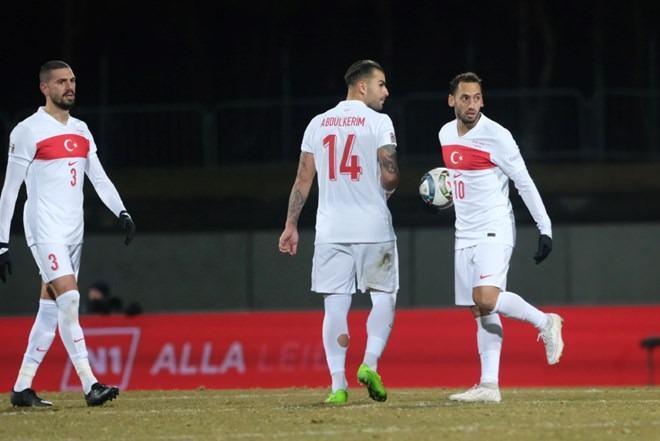 <p><strong>İşte Hakan Çalhanoğlu'nun iptal olan penaltı golünün dış basına yansımaları:</strong></p>