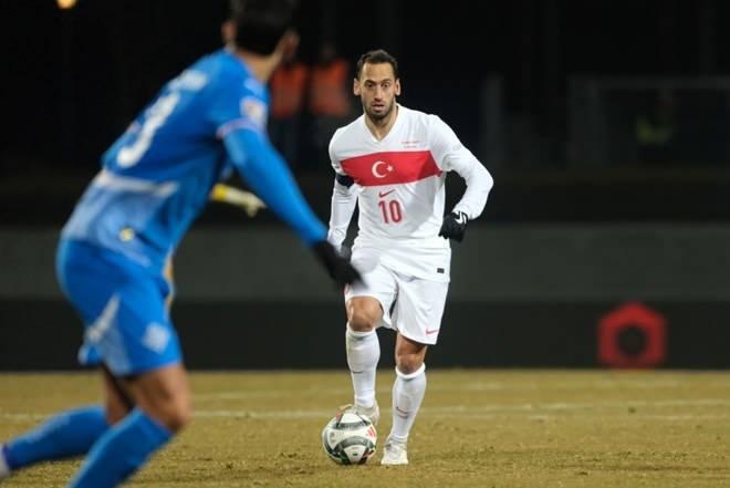 <p>Maçın ikinci yarısında penaltıdan 1 gol atan Hakan Çalhanoğlu'nun bir penaltı golü de iptal edildi.</p>