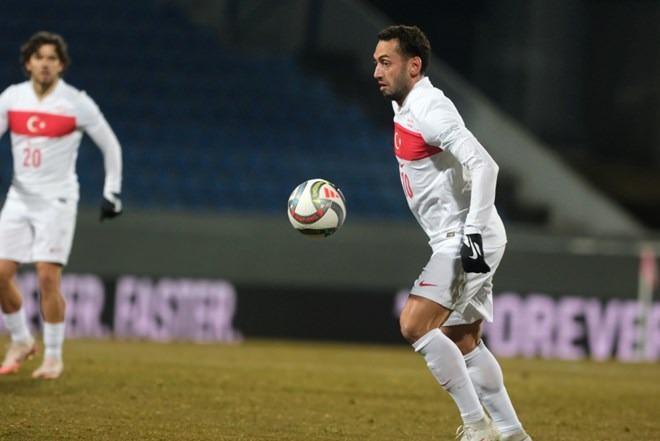 <p><strong>GAZETTA DELLO SPORT:<br />
<br />
"Çalhanoğlu, ne yapıyorsun?"</strong><br />
<br />
La Gazetta dello Sport'ta Hakan Çalhanoğlu'nun iptal edilen penaltı golünün videosunu okuyucularıyla paylaşırken, "Ne yapıyorsun Çalhanoğlu?" ifadelerini kullandı.</p>