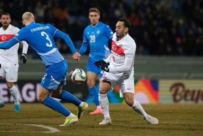 <p><strong>FANTACALCIO:<br />
<br />
"Çalhanoğlu'nun feci penaltısı"</strong><br />
<br />
Fantacalcio'da yer alan haberde Hakan Çalhanoğu'nun penaltıda topa, kaydığı için iki kez dokunmasından "Felaket" olarak bahsedildi. Milli futbolcunun kısa süre sonra kazanılan yeni penaltıda topu ağlara göndererek taraftarını mutlu ettiği ifade edildi.</p>
