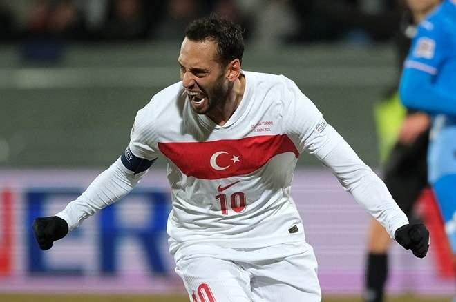 <p><strong>SPORT MEDIASET: </strong><br />
<br />
<strong>"Çalhanoğlu uzun bir serinin ardından penaltıyı kaçırdı"</strong><br />
<br />
"Hakan Çalhanoğlu'nun iptal edilen penaltı golüyle serisinin sona erdiğini vurgulayan Sport Mediaset, Çalhanoğlu'nun daha önce kaçırdığı son penaltının da milli formayla olduğunu yazdı.</p>
