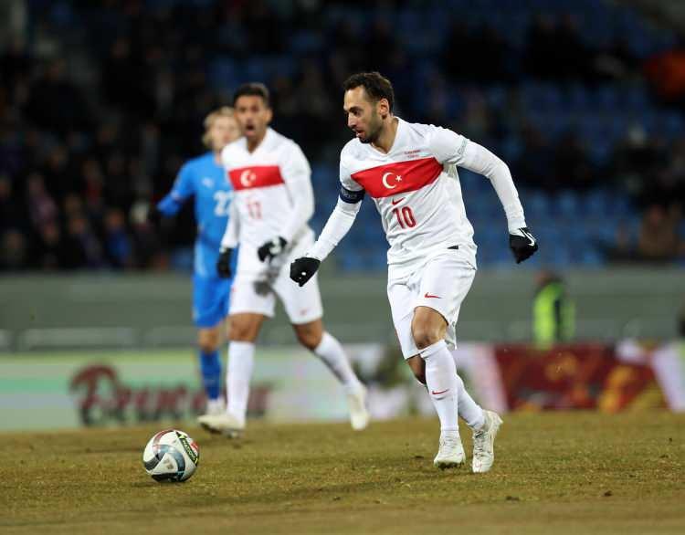 <p><strong>CALCIOMERCATO: </strong><br />
<br />
<strong>"Çalhanoğlu tam bir hayal kırıklığı ve keyif veriyor"</strong><br />
<br />
Hakan Çalhanoğlu'nun penaltıdan attığı peş peşe 14 gollük serinin sona erdiğini belirten Calciomercato, milli futbolcunun kazanılan diğer penaltıyı gole çevirmesiyle ise büyük mutluluk yaşadığını yazdı.</p>