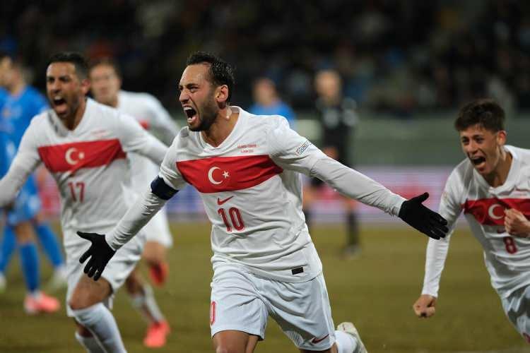 <p><strong>O JOGO:</strong></p>
<p><strong>"Olağan dışı! Hakan Çalhanoğlu kaydı ve penaltı golü geçersiz oldu"</strong><br />
<br />
O Jogo'da Hakan Çalhanoğlu'nun penaltılarıyla ilgili olarak, "Türk orta saha oyuncusu Çalhanoğlu'nun İzlanda'ya karşı iki penaltısı vardı, ikisini de attı ama sadece biri sayıldı. İlkinde şut çekerken kaydı ve yanlışlıkla topa iki kez dokundu, bu nedenle geçersiz sayıldı." ifadeleri yer aldı.</p>