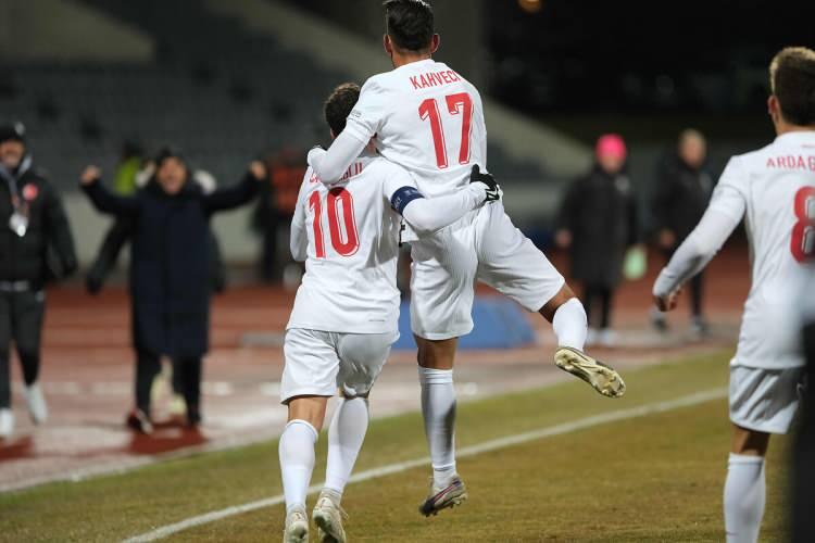 <p><strong>A BOLA:<br />
<br />
"Hakem beraberlik anlamına gelen gole izin vermedi"</strong><br />
<br />
A Bola'da ise Hakan Çalhanoğlu'nun iptal edilen golünden bahsedilirken "İlginç anlar" ifadesi kullanıldı. Milli futbolcunun karşılaşmada iki penaltıyı da gole çevirdiği ancak sadece birinin kabul edildiği vurgulandı.</p>