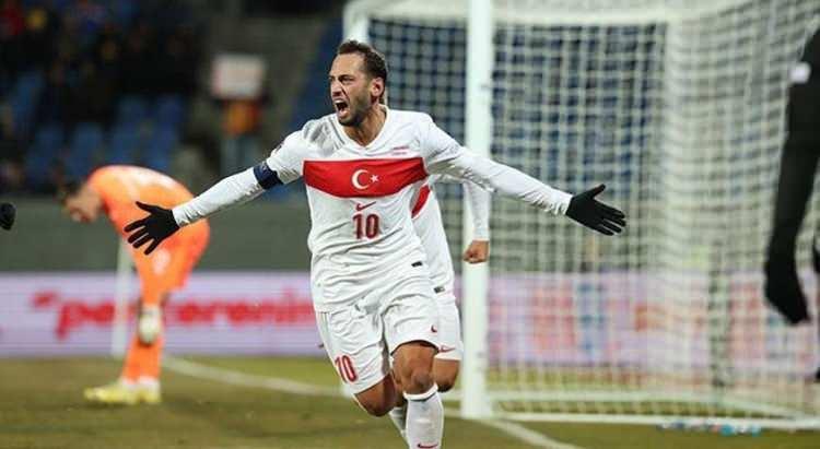 <p>Hakan Çalhanoğlu, maçın ikinci yarısında kazanılan diğer penaltıda ise kalecinin sağına düzgün bir vuruşla golü buldu.</p>