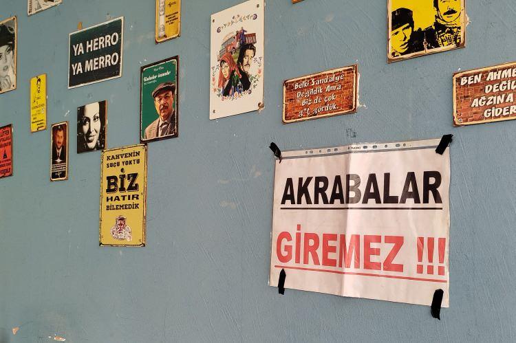 <p><span style="color:#B22222"><strong>"Akraba değil akreptirler"</strong></span></p>
<p><br />
İş yerinin ortağı olan Hasan Eriş ise, "Akrabalardan sıkıldığımız için bu pankartı astık; yeter artık. Gelen yiyor, içiyor, parasını vermiyor. Akraba değil akreptirler" sözlerine yer verdi.</p>