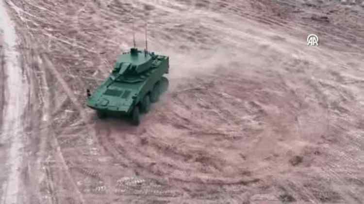 <p>Saatte 115 kilometrenin üzerinde hıza ulaşabilen PARS ALPHA, sahip olduğu güç paketi ve tüm akslardan yönlendirme sistemini kilitleyebilen özellikleri ve en iyi yol tutuşu için aracın yüksekliğinin ayarlanmasını sağlayan gelişmiş süspansiyon sistemi sayesinde dünya çapındaki zırhlı mekanize piyade birliklerinin tercihi olacak bir seçenek olarak öne çıkıyor.</p>
<p> </p>