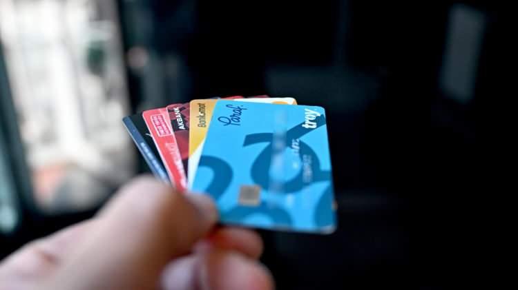 <p>Kredi kartı sahipleri, kesintinin ne zaman yapılacağını merak ediyor. Aynı şekilde kart limitini düşüren de var, devlete destek olsun dile kartı limitini yükseltecek olan da. 62 milyon adet limiti 100 bin lira üstü olan kredi kartı bulunduğu tahmin ediliyor.</p>