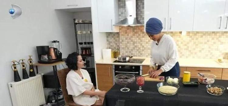 <p><span style="color:#2F4F4F"><em><strong>7 YAŞINDA YEMEK PİŞİRDİ </strong></em></span><br />
<br />
Aşçılık eğitimi almayan Esra Tokelli, <span style="color:#4B0082"><em><strong>"7-8 yaşındayım babam bir rahatsızlık geçirdi. Annem hastaneden gelince kardeşim aç kalacak ağabeyim aç kalacak. Ben girdim mutfağa dolabı açtım. Yemek pişirdim. Mutfakta olmak beni çok mutlu ediyor"</strong></em></span> açıklamasında bulunarak ilk yemek yaptığı anı anlattı.</p>