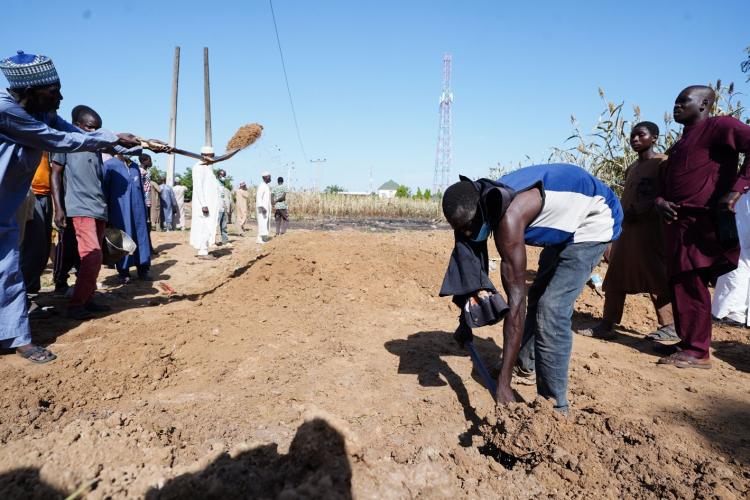 <p>Jigawa Eyaleti Polis Sözcüsü Lawan Adamu, gazetecilere yaptığı açıklamada, Jigawa'nın Majiya bölgesine bağlı Kano-Hadeja kara yolunda akaryakıt taşıyan tankerin hız yaparken kontrolden çıkarak devrildiğini belirtti.</p>

<p> </p>
