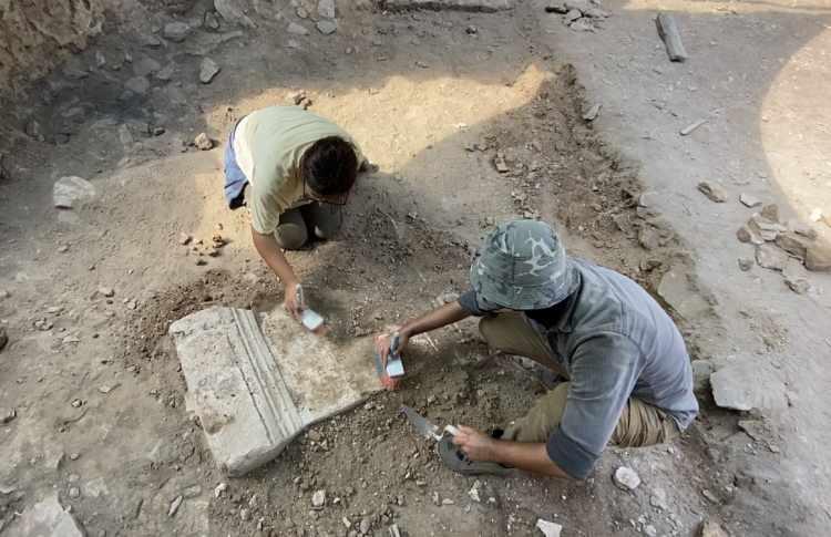 <p>Kazı ekibi, 120 santim yüksekliğinde 50 santim genişliğinde 13 satırdan oluşan bir sporcu onurlandırma yazıtına ulaştı. Bir aylık bir çalışmayla tamamen çevresi temizlenerek ortaya çıkarılan yazıtın üzerinde o dönemde yaşamış bir kişinin kendi adına 5 yılda bir düzenlemiş olduğu ve 2'ncisi gerçekleştirilen güreş müsabakasında birinci olan 'Kaikilianos' adında bir sporcunun adının geçtiği ifade edildi.</p>
