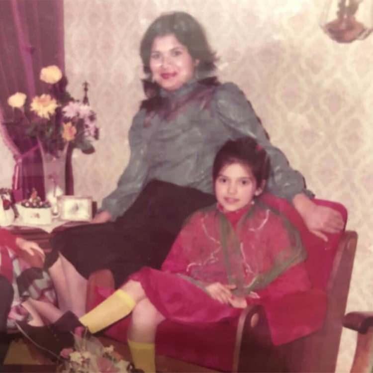 <p>Komadan 26 gün sonunda çıkan Şenay Akalın, eşi ve kız kardeşinin öldüğünü ise iyileşme sürecinin sonlarında öğreniyor.</p>